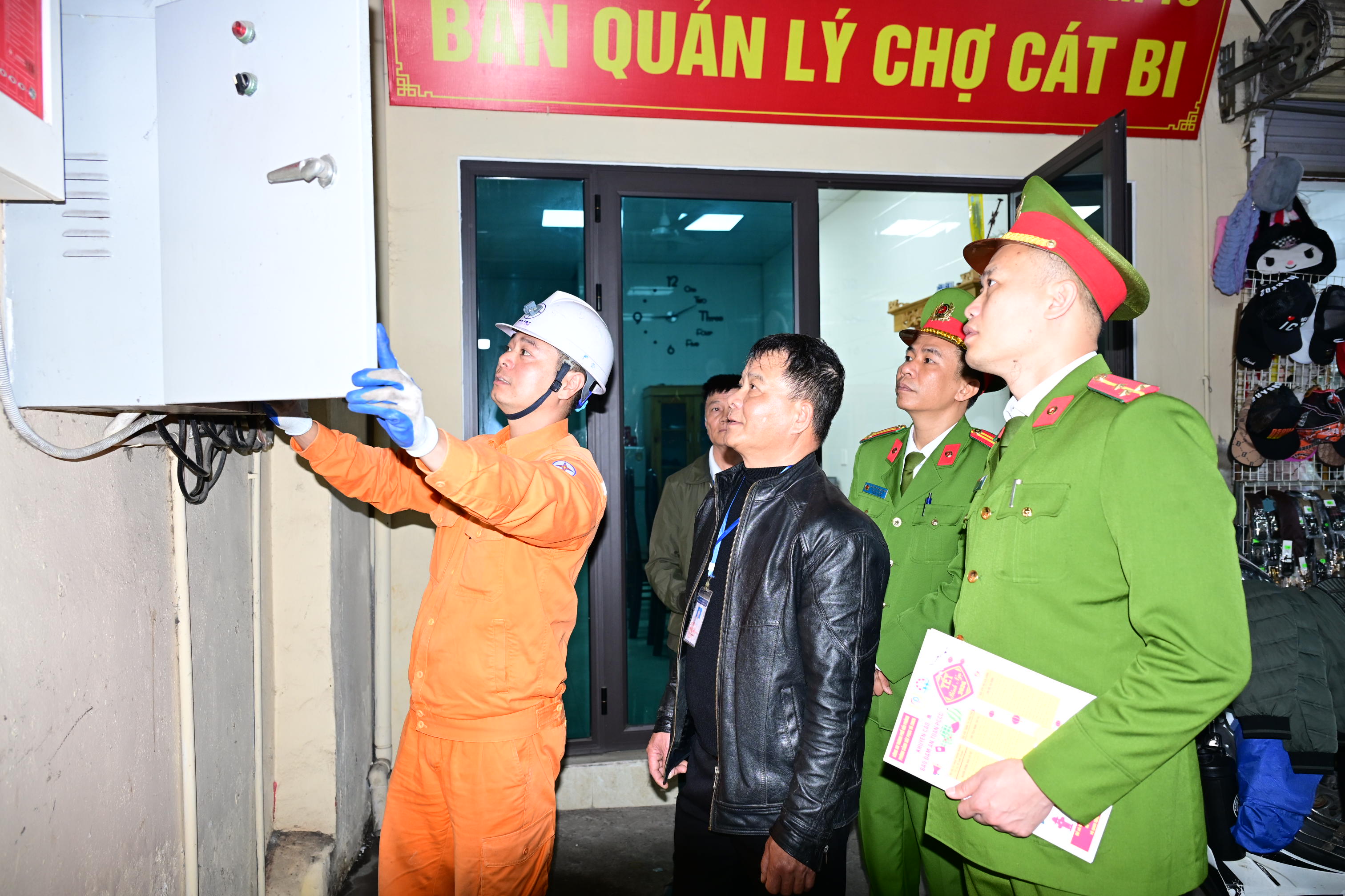 Phòng Cảnh sát PCCC và CNCH: Kiểm tra, hướng dẫn phòng cháy tại chợ Cát Bi nhân dịp Tết Nguyên Đán Bính Ngọ năm 2026